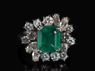Vente aux enchères Bague moderne de forme  marguerite asymétrique en or blanc 750,  serti