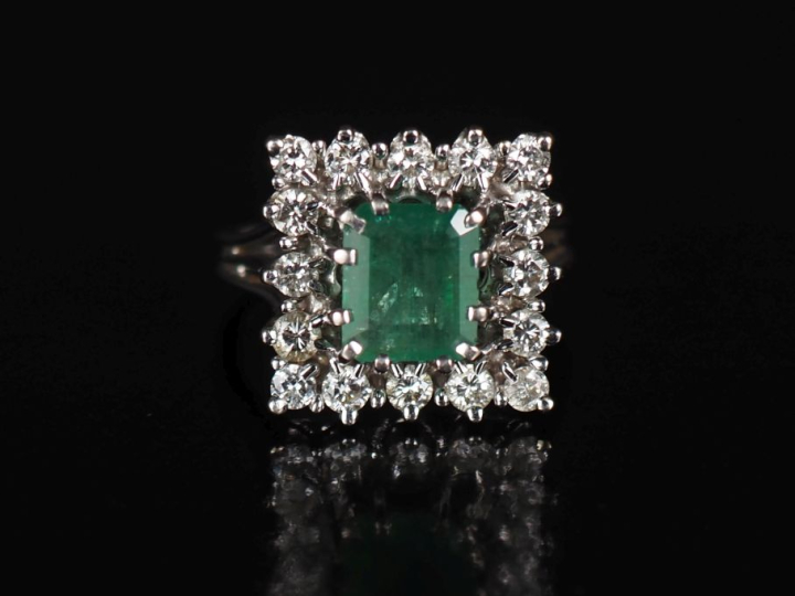 Bague à section carrée en or blanc 750, sertie en son centre d'une éme