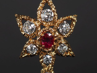 Vente aux enchères Important pendentif ajouré en platine et or jaune 750, serti de deux d