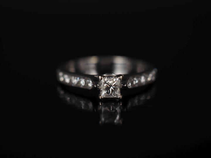 Bague en or blanc 750, sertie en son centre d'un diamant de 0,2 ct env
