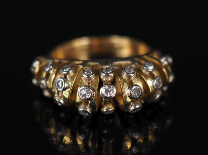 Demi-parure en or jaune 750 et diamants. Comprenant :  - un pendentif 