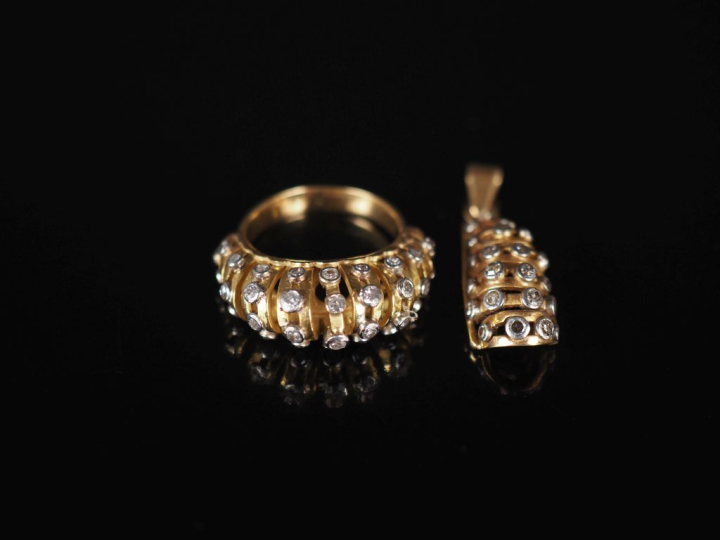Demi-parure en or jaune 750 et diamants. Comprenant :  - un pendentif 