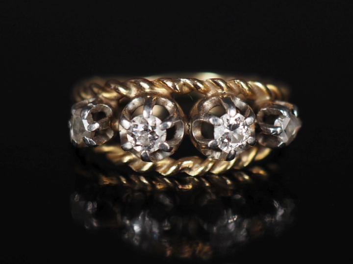 Bague jonc en or jaune 750 et platine, sertie de deux diamants taillés