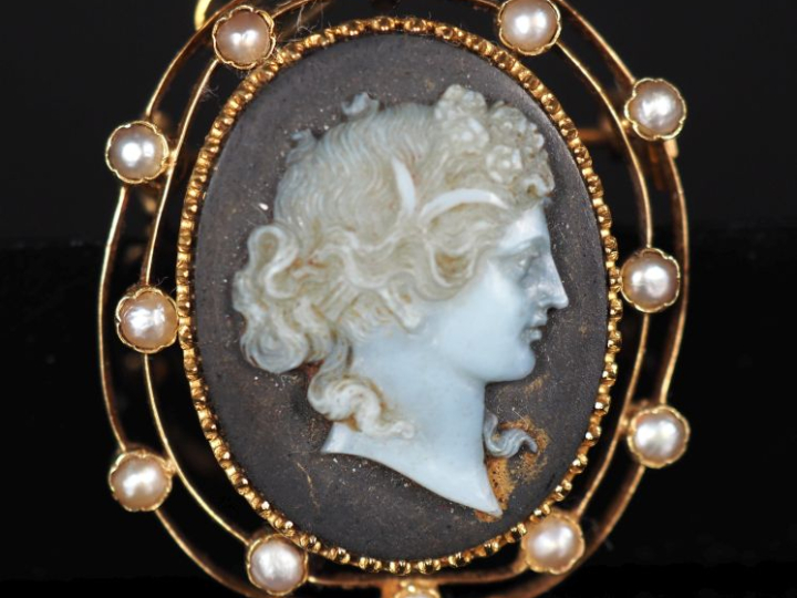 Ravissante broche (pendentif) en or jaune 750, sertie en son centre d'
