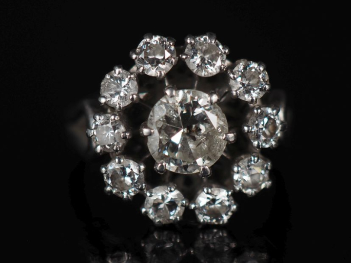 Bague marguerite en platine 950, sertie en son centre d'un diamant pes