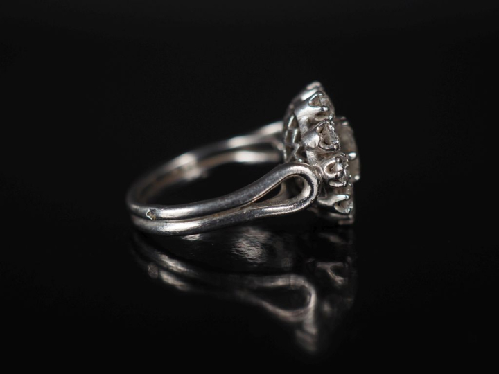 Bague marguerite en platine 950, sertie en son centre d'un diamant pes