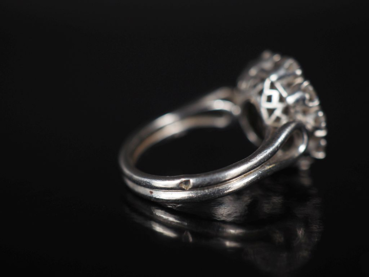 Bague marguerite en platine 950, sertie en son centre d'un diamant pes