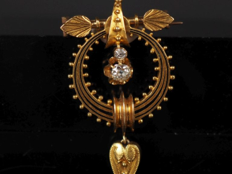 Vente aux enchères Ravissante broche Napoléon III en or jaune 750 et émail noir, à décor 