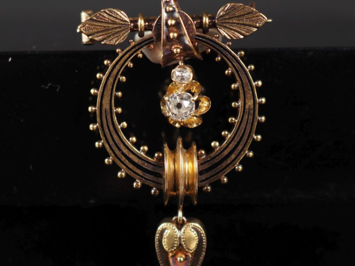 Ravissante broche Napoléon III en or jaune 750 et émail noir, à décor 