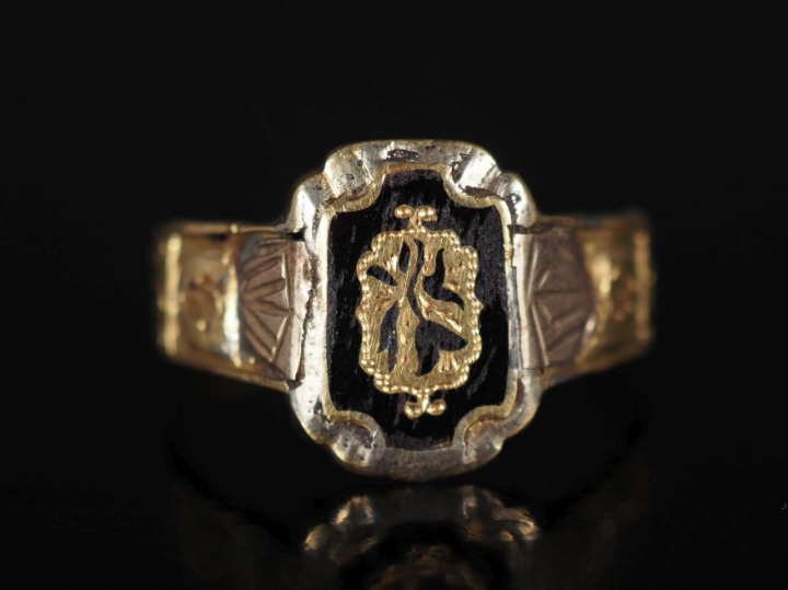 Bague en or jaune 750 et émail noir, à décor de fleur en son centre. D