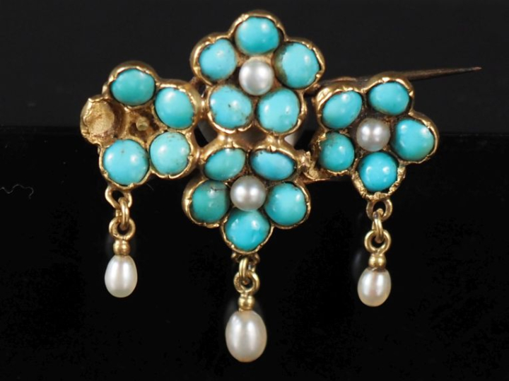 Broche en or jaune 585, à décor de fleurettes sertis de petits turquoi