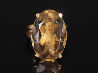 Vente aux enchères Importante bague en or jaune 750, sertie d'un quartz. Jolie monture à 