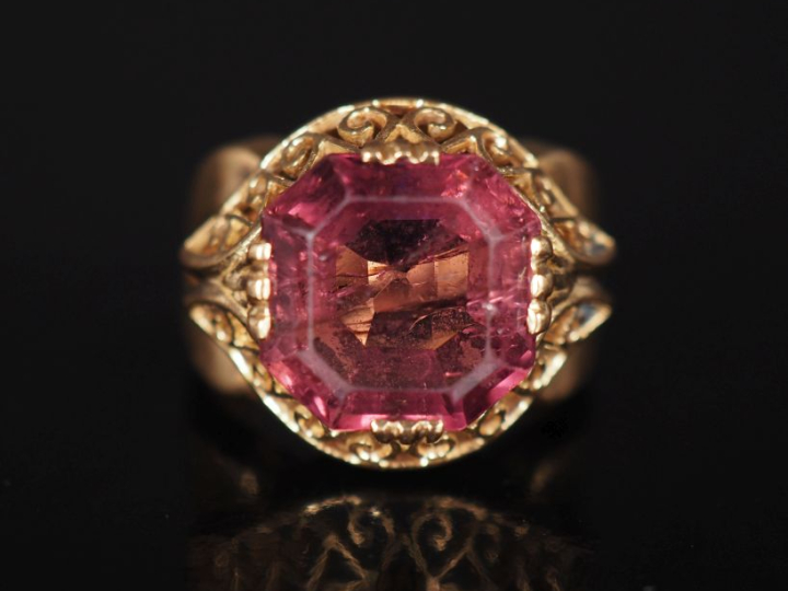 Imposante bague de style 1940 en or jaune 750, sertie en son centre d'