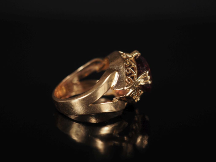 Imposante bague de style 1940 en or jaune 750, sertie en son centre d'