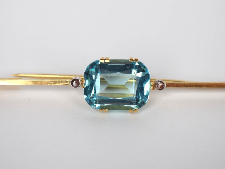 Broche barrette en or jaune 750, sertie en son centre d'une pierre ble