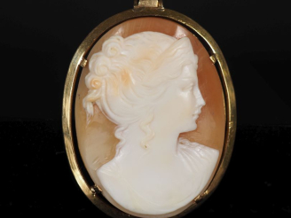 Vente aux enchères Pendentif ovale en or jaune 585, serti en son centre d'un camée figura
