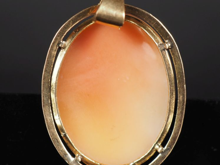 Pendentif ovale en or jaune 585, serti en son centre d'un camée figura