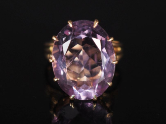 Vente aux enchères Bague en or jaune 750, sertie en son centre d'une améthyste.  TDD. 51 