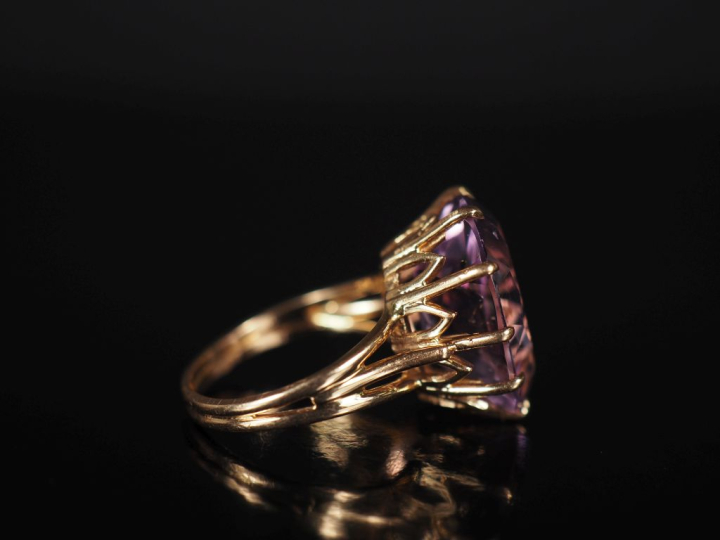 Bague en or jaune 750, sertie en son centre d'une améthyste.  TDD. 51 