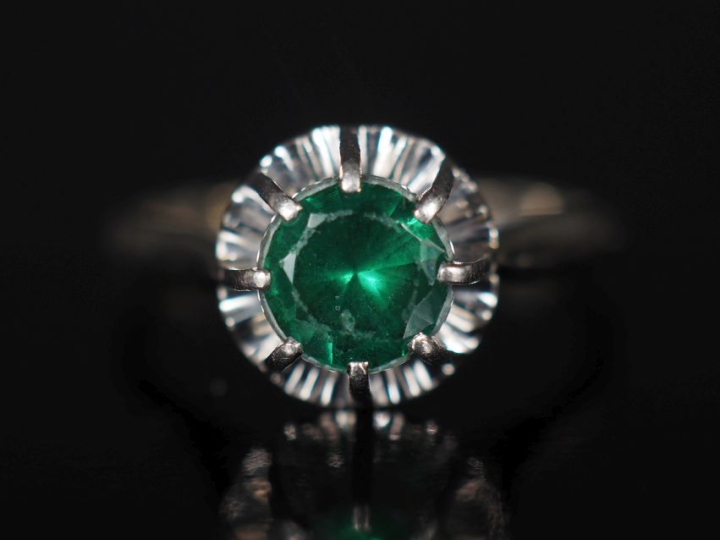 Bague de forme solitaire en or blanc 750 et platine, sertie en son cen