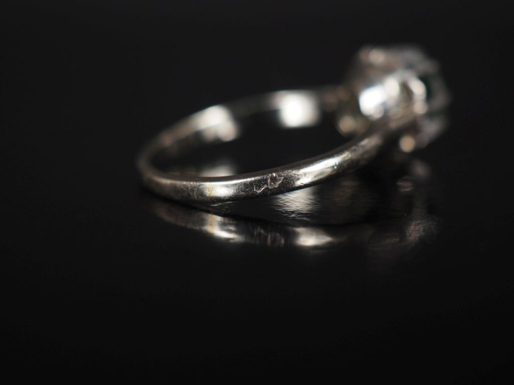 Bague de forme solitaire en or blanc 750 et platine, sertie en son cen