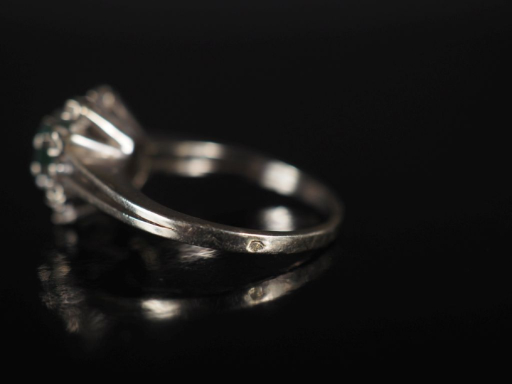 Bague en forme de fleur en or blanc 750, sertie en son centre d'une pi