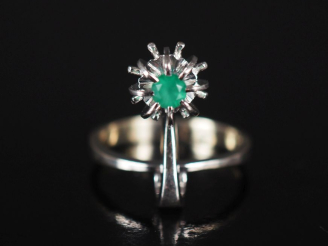 Vente aux enchères Amusante bague de forme stylisée en or blanc 750, sertie d'une petite 