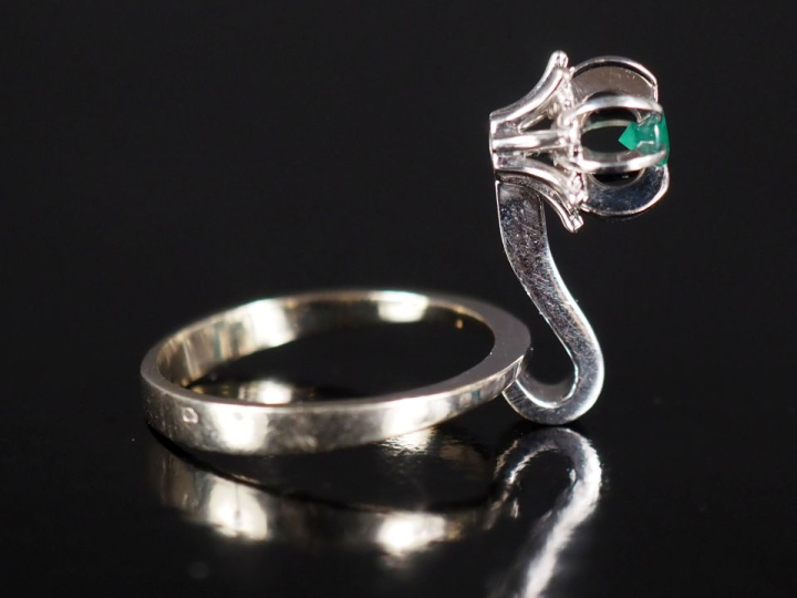 Amusante bague de forme stylisée en or blanc 750, sertie d'une petite 