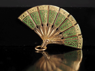 Vente aux enchères Joli pendentif articulé en or jaune 750 rehaussé d'émail vert et jaune