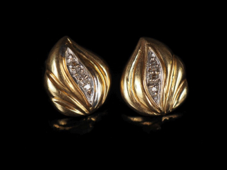 Vente aux enchères Paire de perces oreilles en forme de feuille, sertis en leur centre de