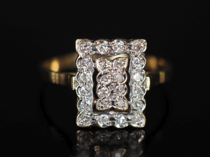 Bague en or jaune 750, sertie d'un pavage de petits diamants.  TDD. 57