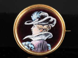 Vente aux enchères Broche en or jaune 585, sertie en son centre d'un émail polychrome, à 