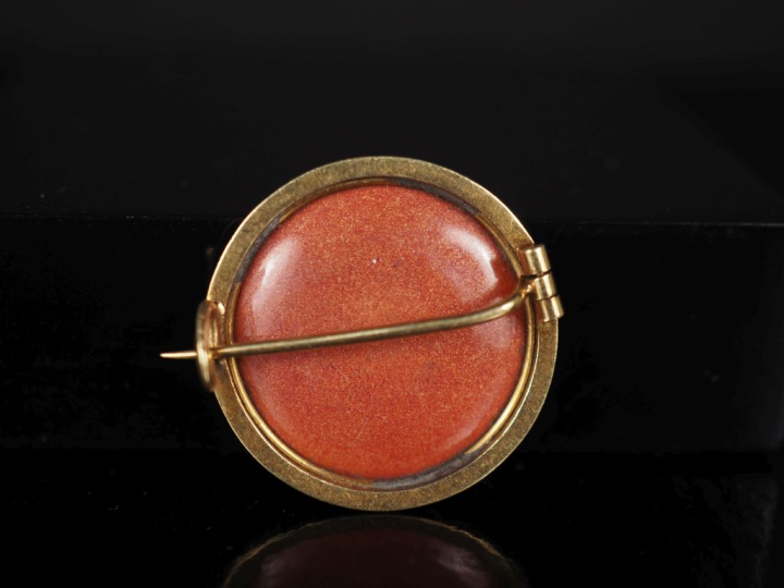 Broche en or jaune 585, sertie en son centre d'un émail polychrome, à 