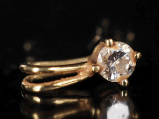 Vente aux enchères Pendentif en or jaune 750, sertie en son centre d'un diamant pesant en