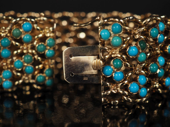 Bracelet manchette articulé ajouré en or jaune bas titre, serti d'imit
