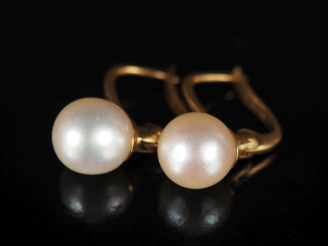 Vente aux enchères Paire de perces oreilles en or jaune 750, sertis d'une perle blanche. 