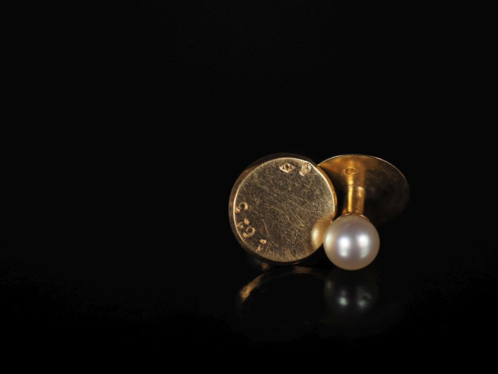 Paire de boutons de col en or jaune 750, ornés d'une petite perle blan