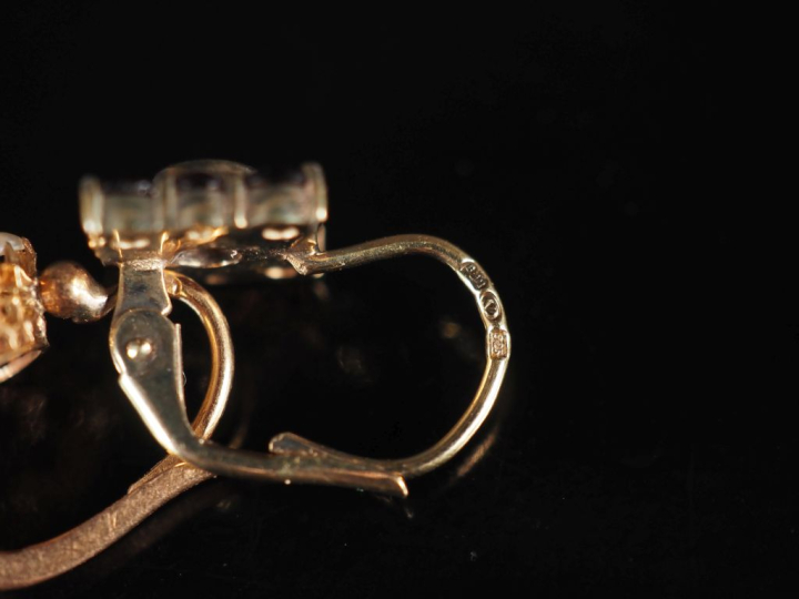 Ensemble comprenant :  - un perce oreille en or jaune 750 et demi perl