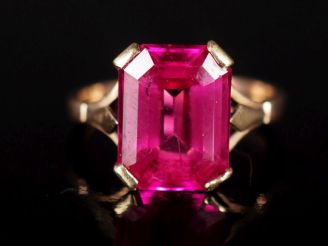 Vente aux enchères Bague en or jaune 585, sertie en son centre d'une pierre rose. TDD. 54