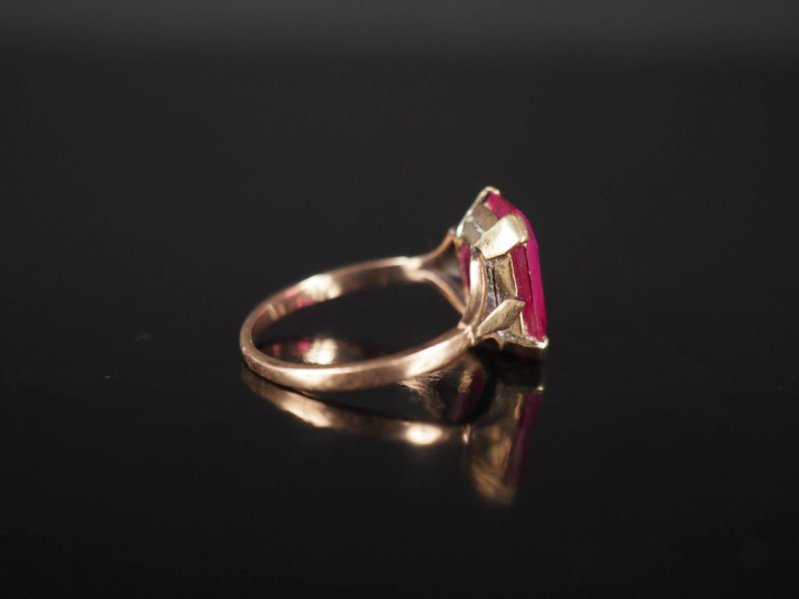 Bague en or jaune 585, sertie en son centre d'une pierre rose. TDD. 54