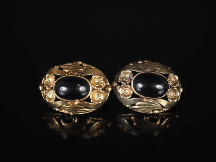 Paire de perces oreilles en or jaune 585, sertis en leur centre de com