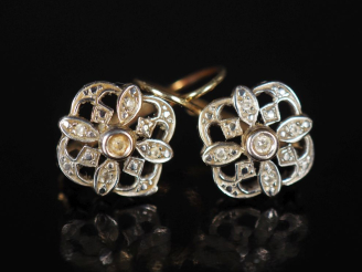 Vente aux enchères Paire de perces oreilles en or jaune 585, à décor ajouré et serti de p