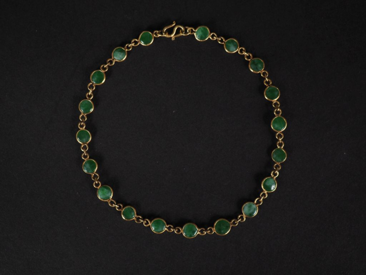 Bracelet souple en or jaune 375, orné de jadéite en médaillon.  Long. 