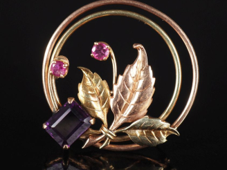 Vente aux enchères Broche circulaire ajourée deux tons d'or 375, à décor de branchage fle