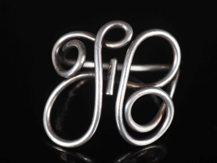 PERUZZI Bracelet de forme stylisée en argent, à décor ajouré d'entrela