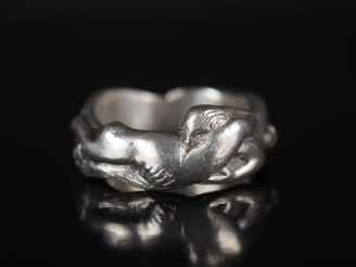 Vente aux enchères Bague jonc en argent, à décor érotique.  TDD. 57 Poids. 10,35 g
