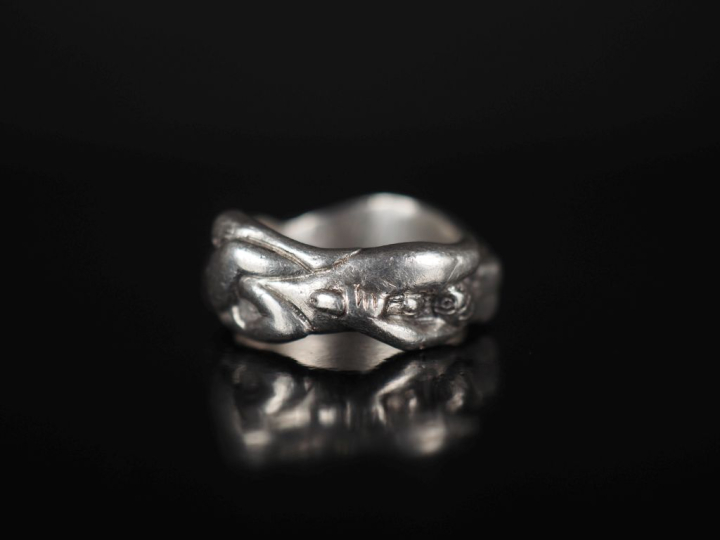 Bague jonc en argent, à décor érotique.  TDD. 57 Poids. 10,35 g