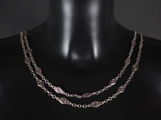 Vente aux enchères Giletière en argent, composée de maillons ajourés et filigranés.  Poid