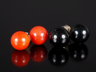 Vente aux enchères Deux paires de puces d'oreilles en argent, serties pour l'une de boule