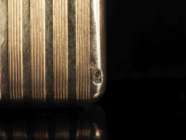 Briquet en argent doré, à décor de stries verticales.  5 x 2,5 cm Poid